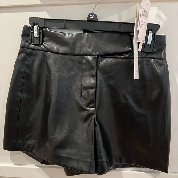 NWT House of Harlow Black Vegan Leather Crop Bra Top and Shorts Set 2 - Picture 6 of 15